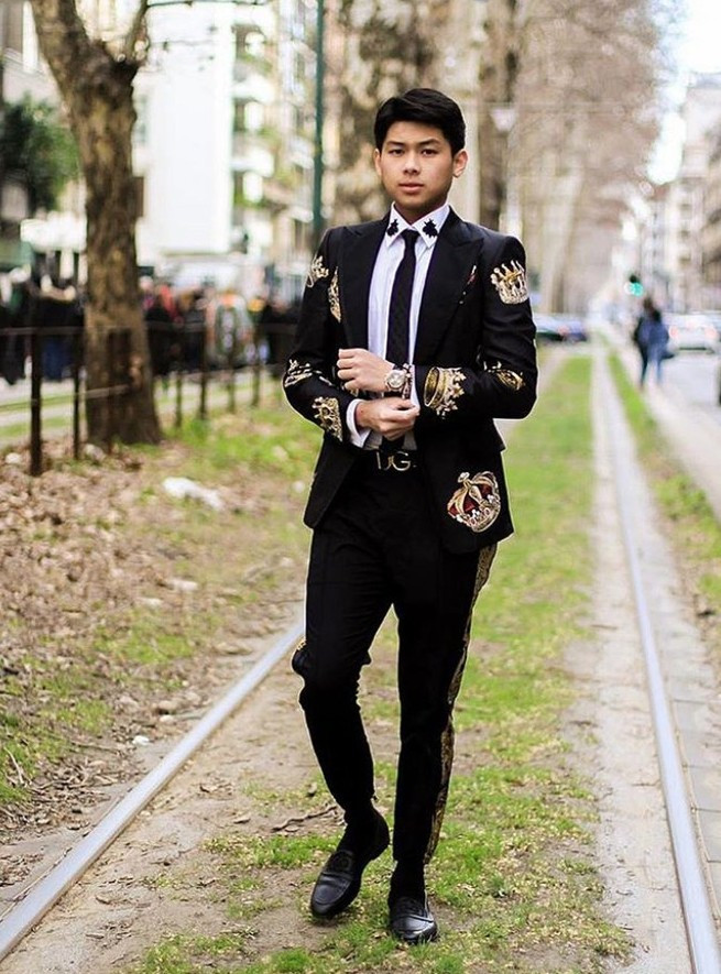 Sinh ra trong một gia đình giàu có bậc nhất nên cuộc sống của vị thiếu gia này cũng ngập trong nhung lụa, xa hoa. Hiếu Nguyễn từng đi du lịch ở quốc gia như Hàn Quốc, Singapore, London, Maldives, Paris, Ý…