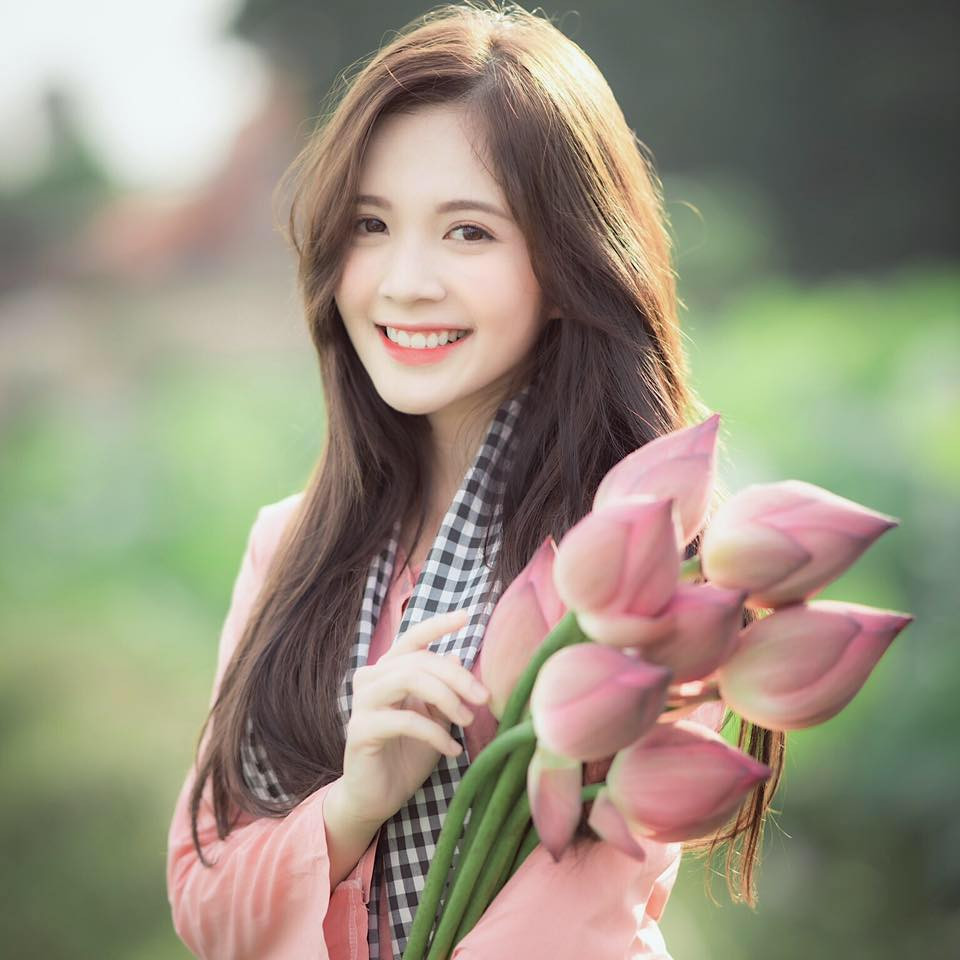 Ngọc Huyền từng được chú ý nhờ bộ ảnh áo dài trước khi tốt nghiệp ngành Tâm lý học giáo dục, Đại học Sư phạm Hà Nội. Cô nàng được biết đến nhiều với biệt danh "hot girl Sư phạm".