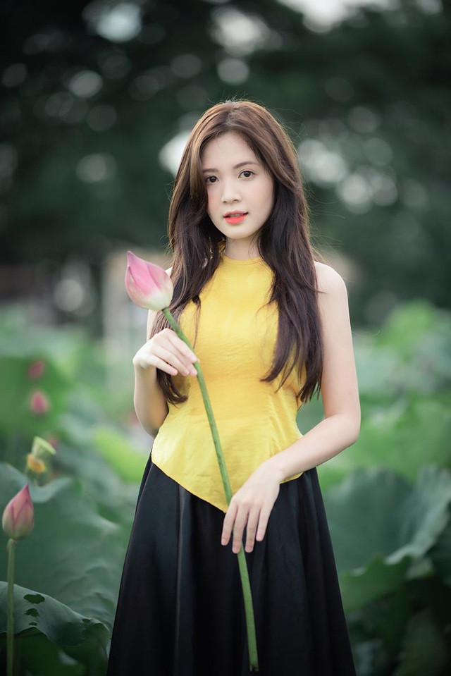 Mới đây, khi mùa sen về, Ngọc Huyền đã tranh thủ thực hiện một bộ ảnh cực kỳ đẹp với loài hoa dịu dàng, tươi mát, đặc trưng của mùa hè này.