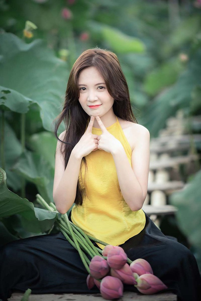 Nguyễn Hoàng Ngọc Huyền (sinh năm 1997) là một hot girl Hà Thành có tiếng trên mạng xã hội. Cô nàng sở hữu hơn 57.000 lượt theo dõi tại trang cá nhân.