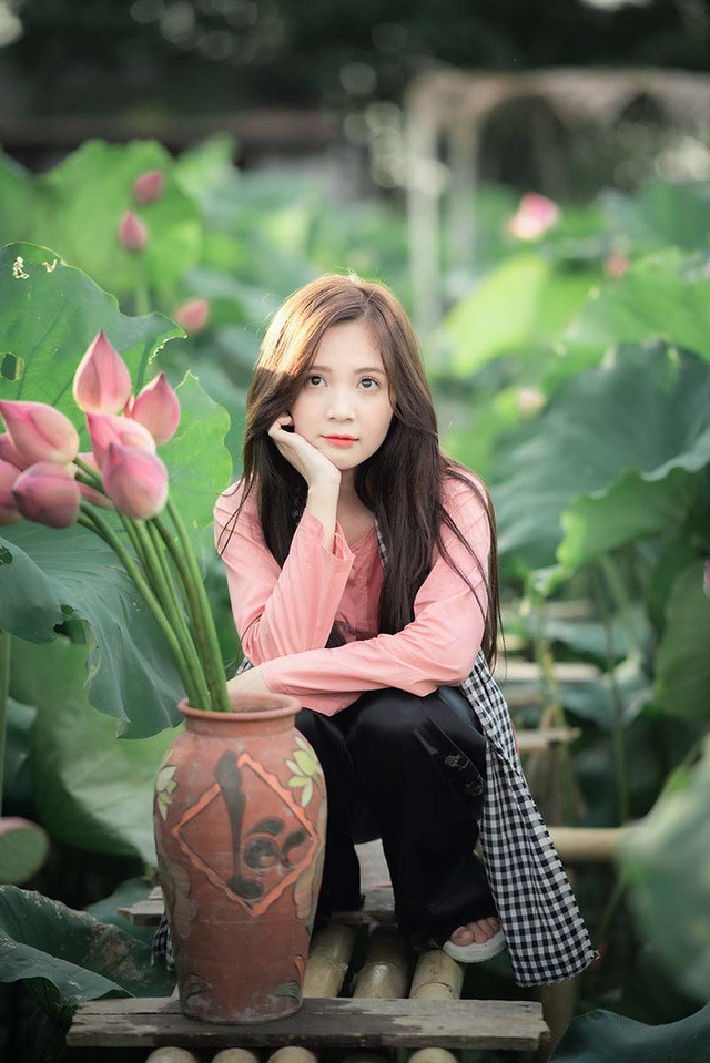 Bộ ảnh của Ngọc Huyền ngay lập tức nhận được "cơn mưa" lời khen của cộng đồng mạng. Thậm chí có người còn cho rằng nhan sắc của thiếu nữ thuộc dạng "nhìn mãi không chán".