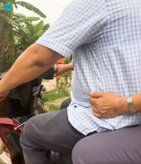 Anh chia sẻ, khi đi đường, vợ anh sẽ dùng kí hiệu, nhéo vào hông để anh biết phải xử lý tình huống thế nào cho phù hợp.