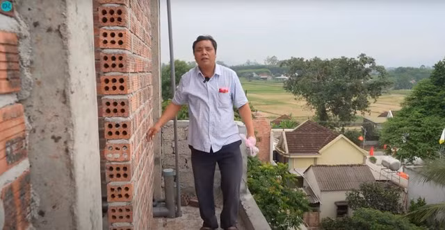 Được biết, Anh Hậu bị mù từ khi 4 tuổi vì một sự cố nổ mìn, khiếm thị 100%.