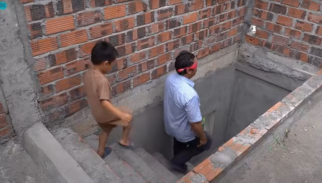 Người đàn ông mù nhớ từng vị trí phòng tắm, phòng vệ sinh trong căn nhà, đi lên, đi xuống cầu thang thoăn thoắt.