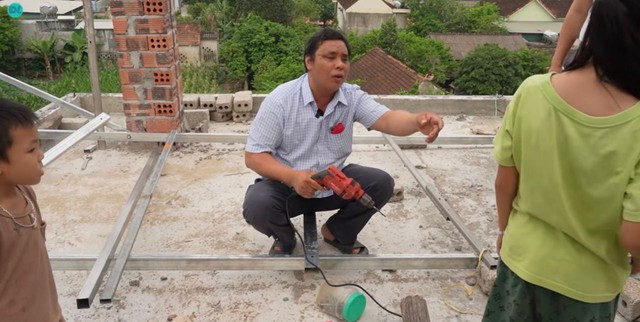 Ngôi nhà 3 tầng đang xây là thành quả lớn nhất của người đàn ông. Anh Hậu có thể tự tay thiết kế bản vẽ, chỉ đạo thợ làm hết tất cả mọi phần việc. Thậm chí, anh còn tự khoan khung sắt để hỗ trợ xây dựng nhà, bắt đường điện, đường ống nước ở các tầng.