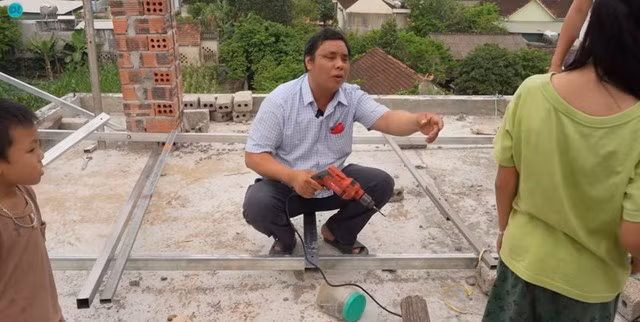 Ngôi nhà 3 tầng đang xây là thành quả lớn nhất của người đàn ông. Anh Hậu có thể tự tay thiết kế bản vẽ, chỉ đạo thợ làm hết tất cả mọi phần việc. Thậm chí, anh còn tự khoan khung sắt để hỗ trợ xây dựng nhà, bắt đường điện, đường ống nước ở các tầng.