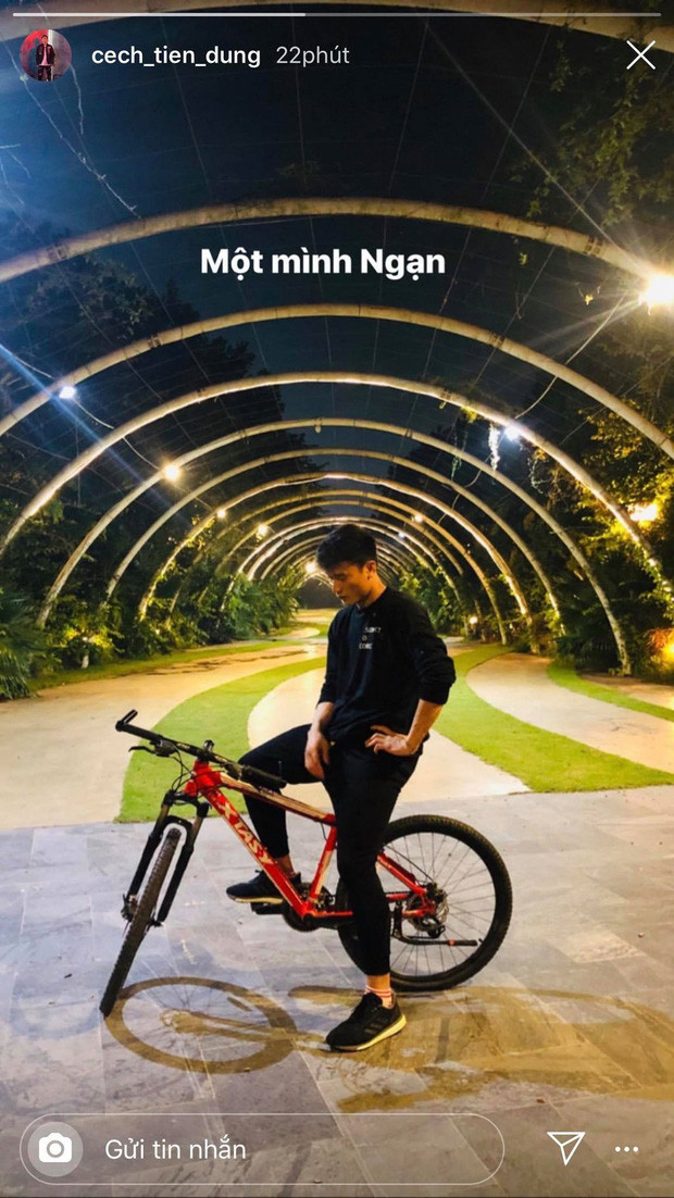 Cũng cosplay Ngạn nhưng thủ thành Bùi Tiến Dũng là phiên bản thất bại hơn khi cô đơn một mình mà không có cả Hà Lan, Hồng hay Trà Long.