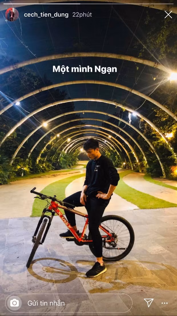 Cũng cosplay Ngạn nhưng thủ thành Bùi Tiến Dũng là phiên bản thất bại hơn khi cô đơn một mình mà không có cả Hà Lan, Hồng hay Trà Long.