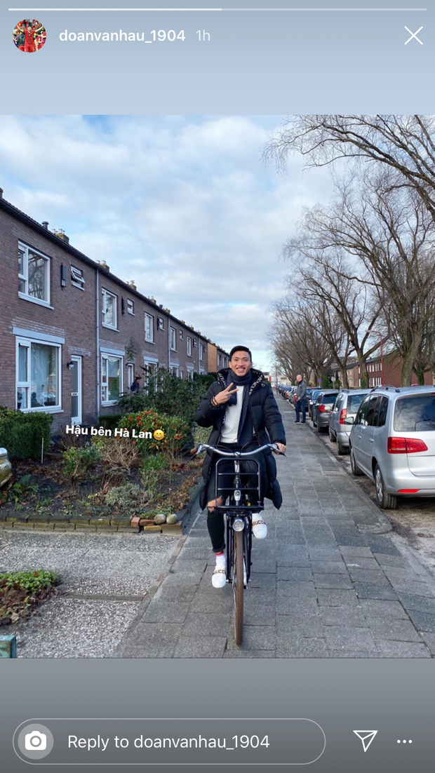 Theo đó, anh chàng đạp xe đạp trên đường giống hệt Ngạn trên poster phim "Mắt biếc" nhưng điểm khác nhau chính là Đoàn Văn Hậu được ở bên Hà Lan còn Ngạn thì không. Độ lầy của cầu thủ sinh năm 1999 khiến người hâm mộ phải bái phục.