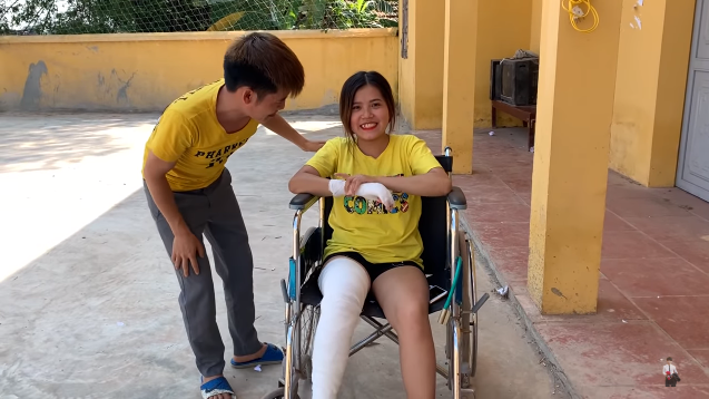 Trong video mới nhất của mình, hai con của bà Tân Vlog là Hưng và Thanh Lương nghĩ ra trò mới để troll mẹ. Thế nhưng đáng chú ý, trò đùa lần này là cô gái giả tai nạn, gãy cả tay, chân và cổ.