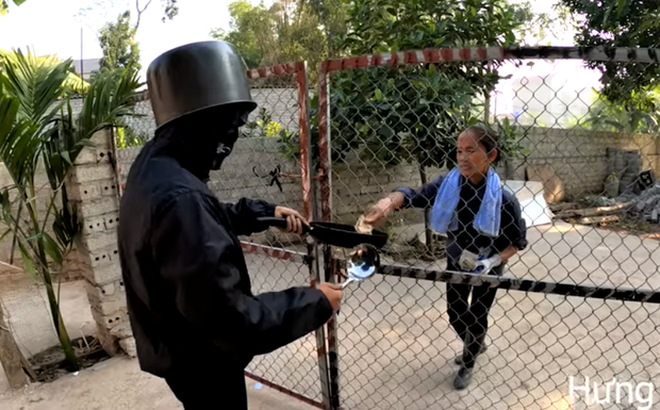 ...Đóng giả ăn mày mặt đen phản cảm để dọa mẹ.