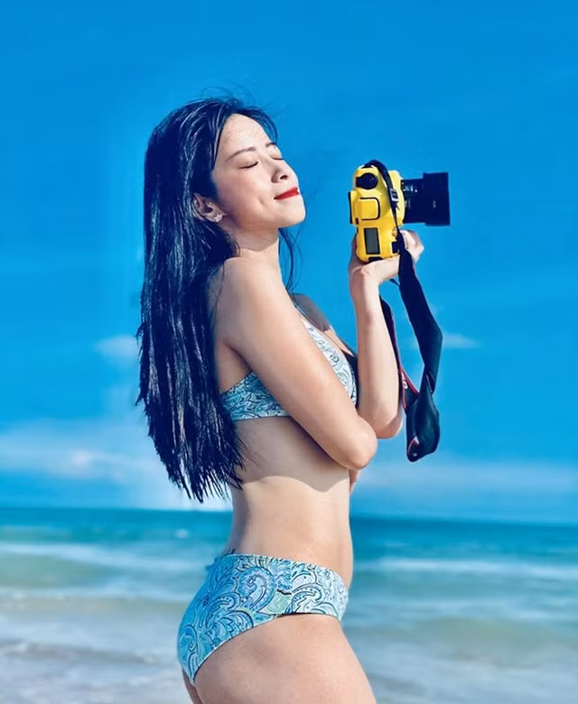 Bên dưới, một fan vào bình luận chẳng liên quan: 'Yêu thương Châu'. Bình luận này ngay lập tức được phản hồi từ chính chủ, ngắn gọn thôi nhưng cũng đủ để bạn fan kia đọc lại cũng cảm thấy 'muối mặt'.