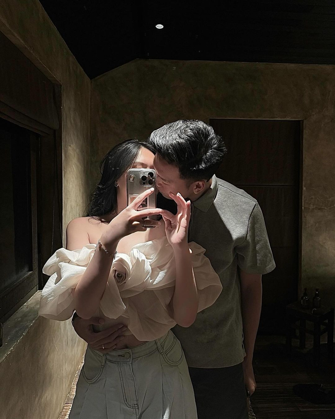 Năm 2017, Uyên Kem và Thành Chung bắt đầu công khai mối quan hệ tình cảm. Trải qua hành trình dài bên nhau, cặp đôi quyết định tiến đến hôn nhân vào đầu năm 2022.