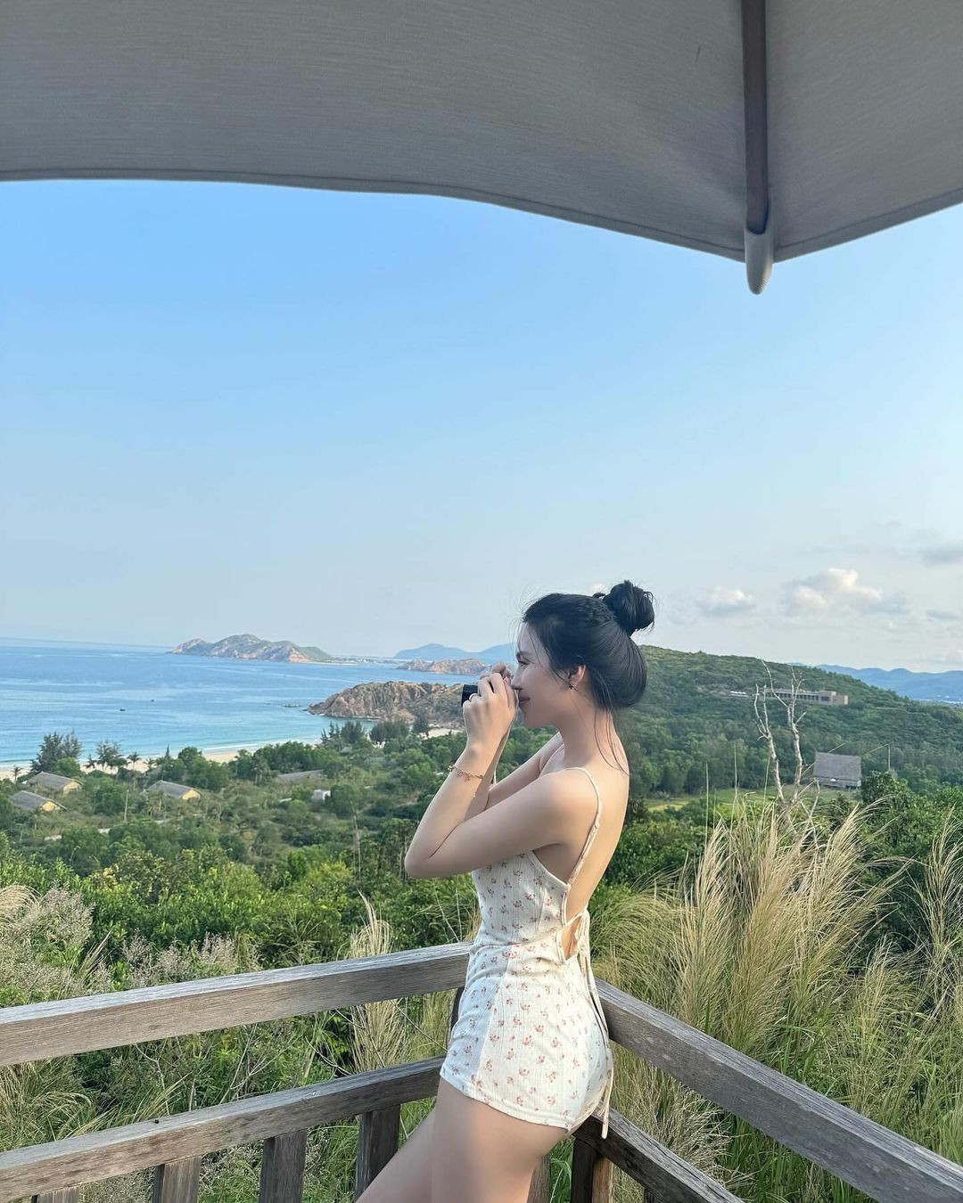 Hiện tại, Uyên Kem dành nhiều thời gian chăm sóc con và gia đình. Người đẹp cũng tự thưởng cho bản thân những chuyến đi du lịch nghỉ dưỡng ở nhiều địa điểm nổi tiếng