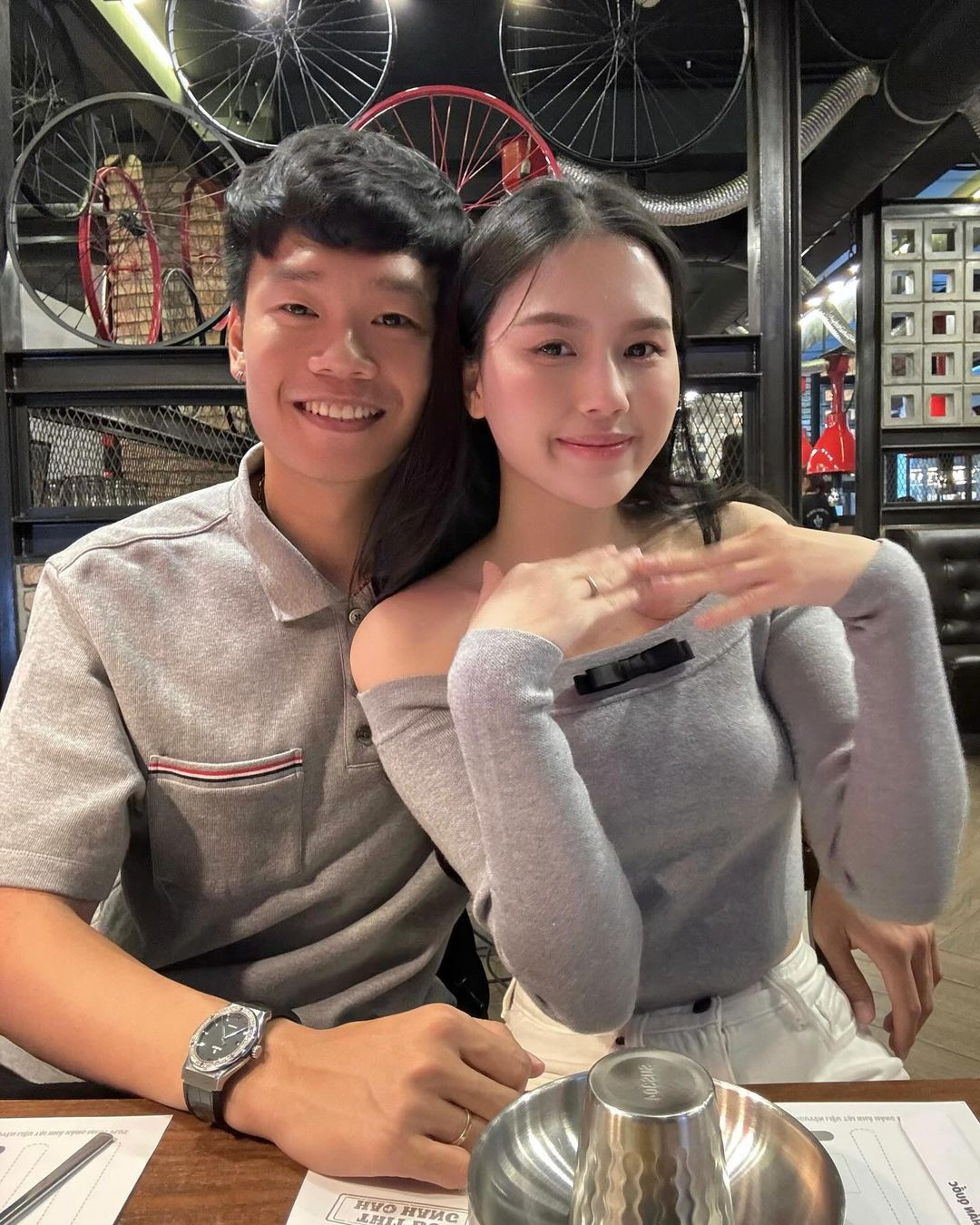 Dù bận rộn, Thành Chung vẫn dành thời gian cưng chiều, chăm sóc vợ.