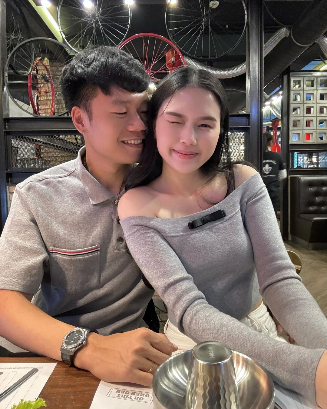 Cả 2 thường đăng tải những khoảnh khắc tình tứ lên trang cá nhân.