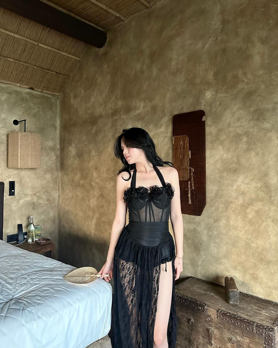 Bà xã Thành Chung sở hữu nước da trắng sứ không tì vết.