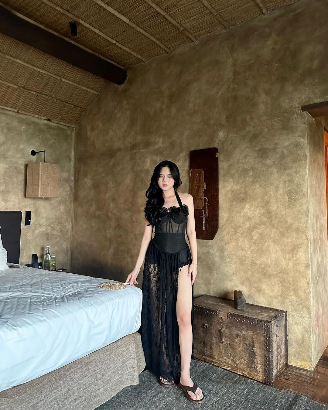 Mới đây trên trang cá nhân, Uên Kem đã đăng tải những bức hình trong chuyến du lịch của mình. Đáng chú ý, cô diện thiết kế váy dáng dài với chất liệu ren và phần cắt xẻ táo bạo, khéo khoe dáng nuột nà.