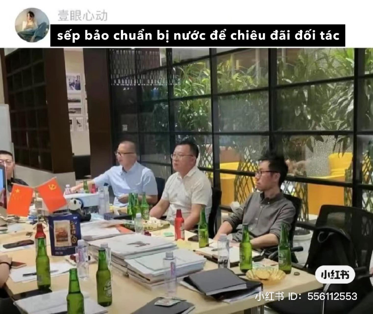 Khi được sếp bảo chuẩn bị nước để phục vụ đối tác.