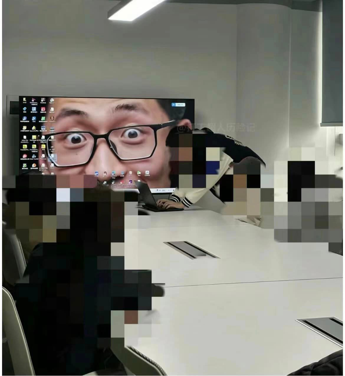 Màn hình máy tính thúc giục làm việc.