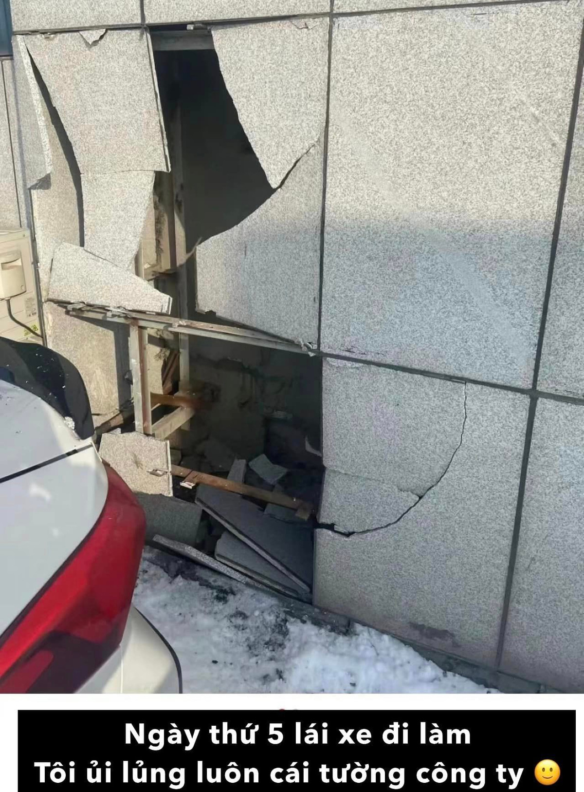 Ngày thứ 5 lái xe đi làm, thanh niên này đã ủi lủng luôn cả tường công ty.