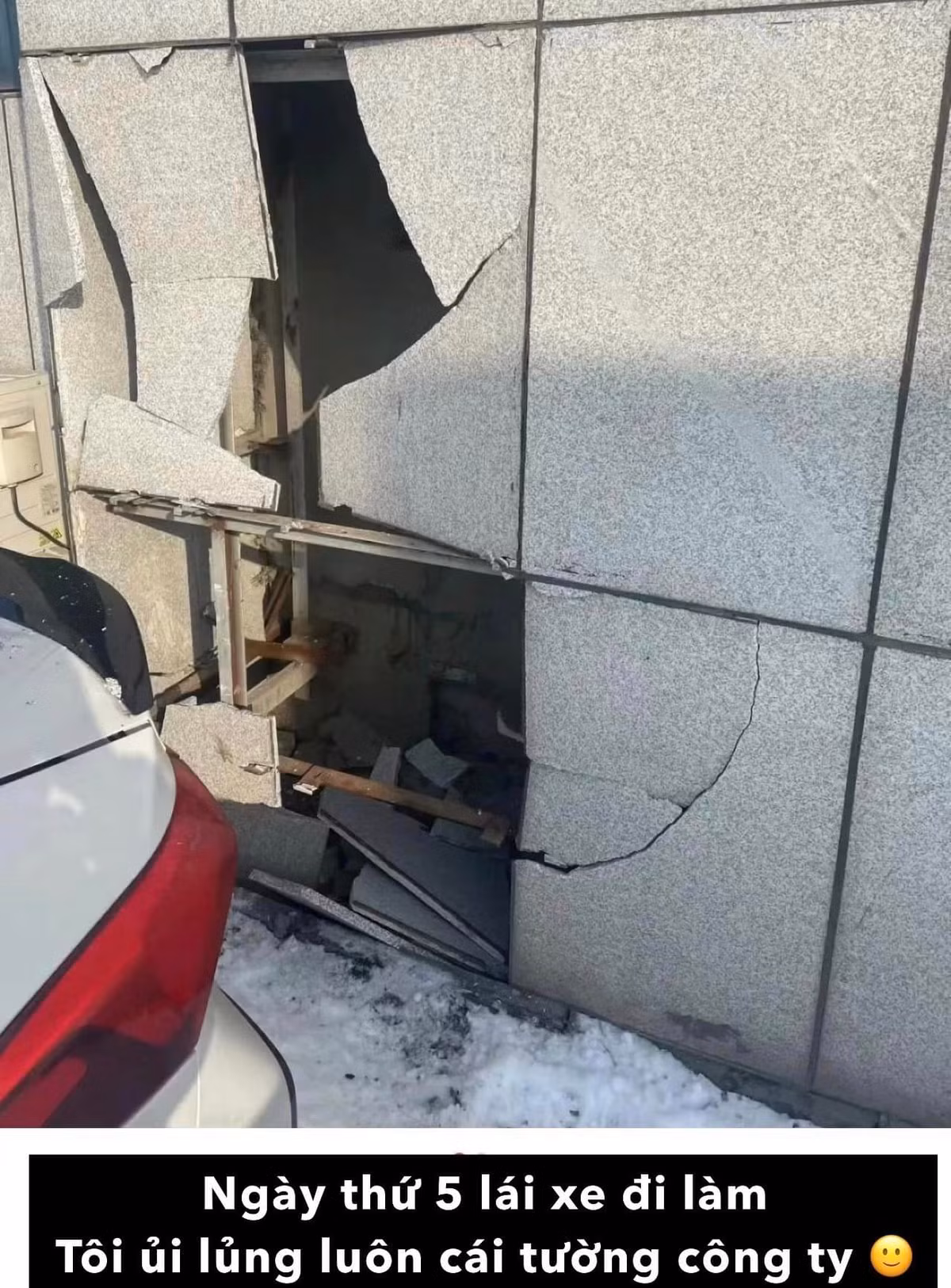 Ngày thứ 5 lái xe đi làm, thanh niên này đã ủi lủng luôn cả tường công ty.
