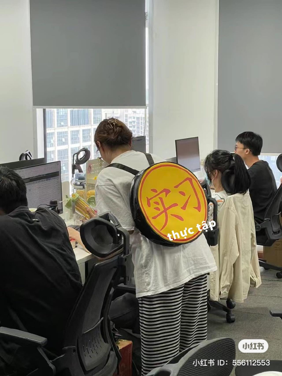 Đeo luôn quân cờ lên lưng cho mọi người biết mình là thực tập sinh