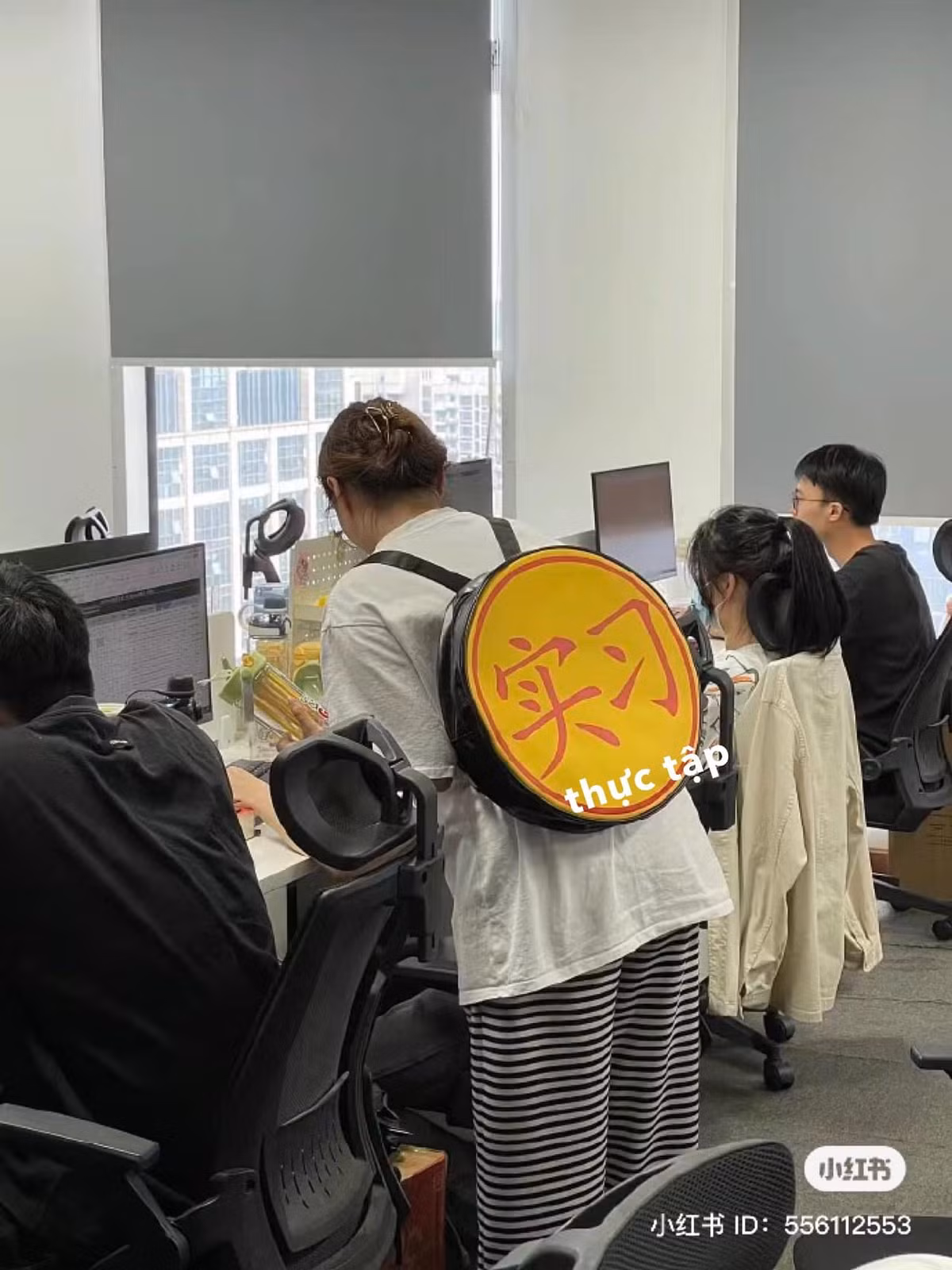 Đeo luôn quân cờ lên lưng cho mọi người biết mình là thực tập sinh