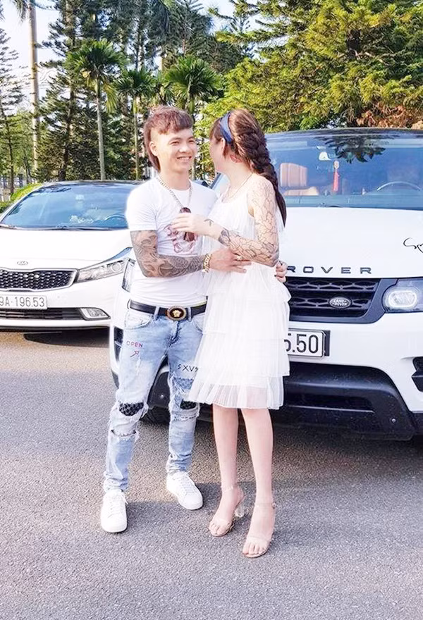 Đời tư của Khá Bảnh được cộng đồng mạng quan tâm từ khi vụ việc giang hồ mạng này bị bắt vì trò đỏ đen, kéo theo đó trang Youtube tiền tỷ bị xóa vĩnh viễn .