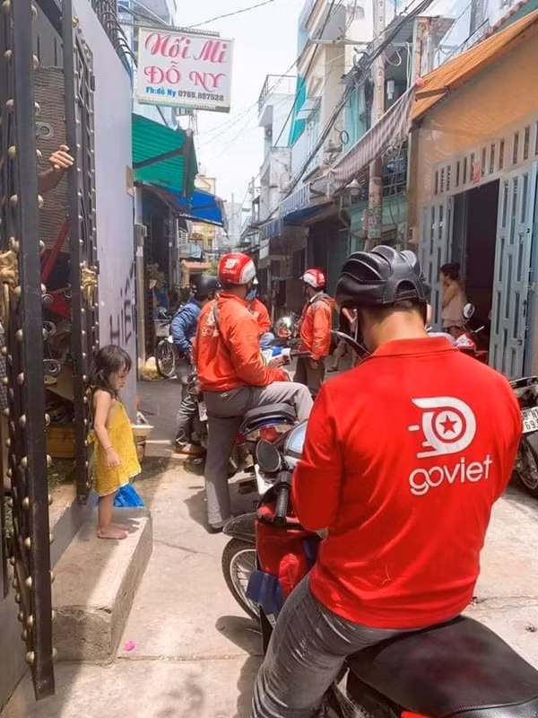 Theo thông tin được chia sẻ, số điện thoại ‭078 6726XXX cùng lúc đặt hàng chục đơn hàng trên ứng dụng ship đồ ăn tới địa chỉ 93/43 đường số 14 phường Bình Hưng Hòa A, quận Bình Tân.