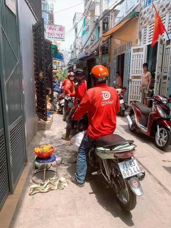 Từ 9h sáng tới 11h trưa có hơn 10 đơn hàng mang đến tới tấp thế nhưng gọi điện thì chủ thuê bao không nghe máy. Lúc này, thì thấy các shipper bị bom hàng đứng thẫn thờ, hàng xóm đã có mặt để "giải cứu" giúp nhưng không thể xuể.