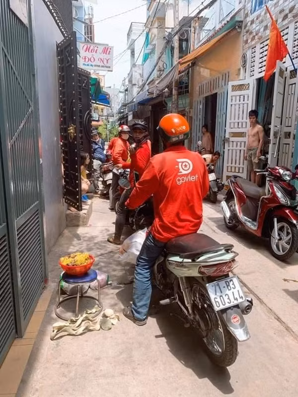 Từ 9h sáng tới 11h trưa có hơn 10 đơn hàng mang đến tới tấp thế nhưng gọi điện thì chủ thuê bao không nghe máy. Lúc này, thì thấy các shipper bị bom hàng đứng thẫn thờ, hàng xóm đã có mặt để "giải cứu" giúp nhưng không thể xuể.