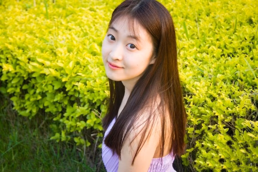 Bộ ảnh của những nữ sinh xinh đẹp với những dòng chia sẻ ấm áp mà bịn rịn, quyến luyến có sức lan tỏa nhanh chóng. Phần đông cư dân mạng đều khen ngợi bộ ảnh đầy ý nghĩa của những nữ sinh và cảm động trước tình bạn bền chặt của các cô gái.