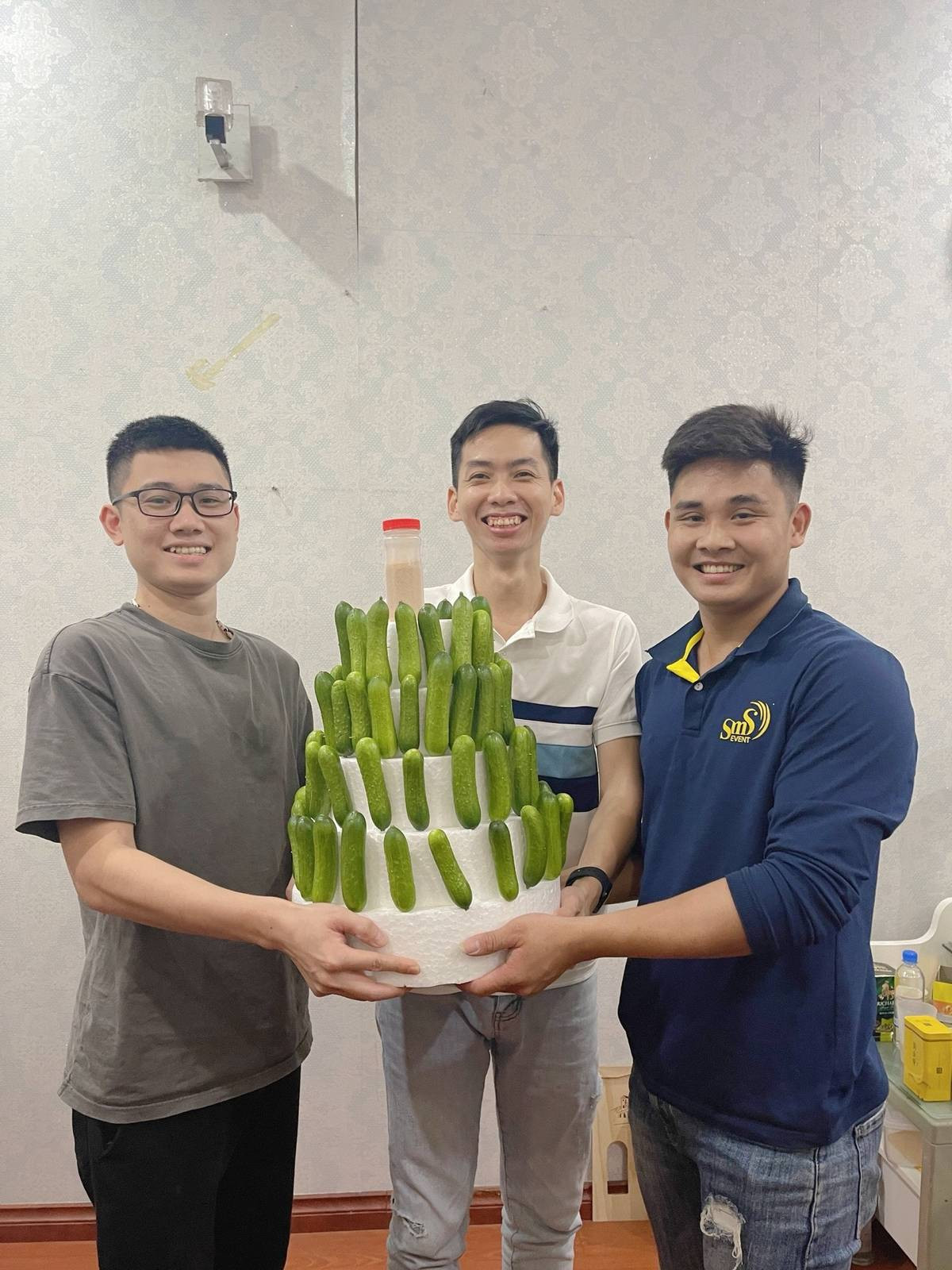 Bánh sinh nhật 4 tầng đươc tạo nên từ...dưa chuột.