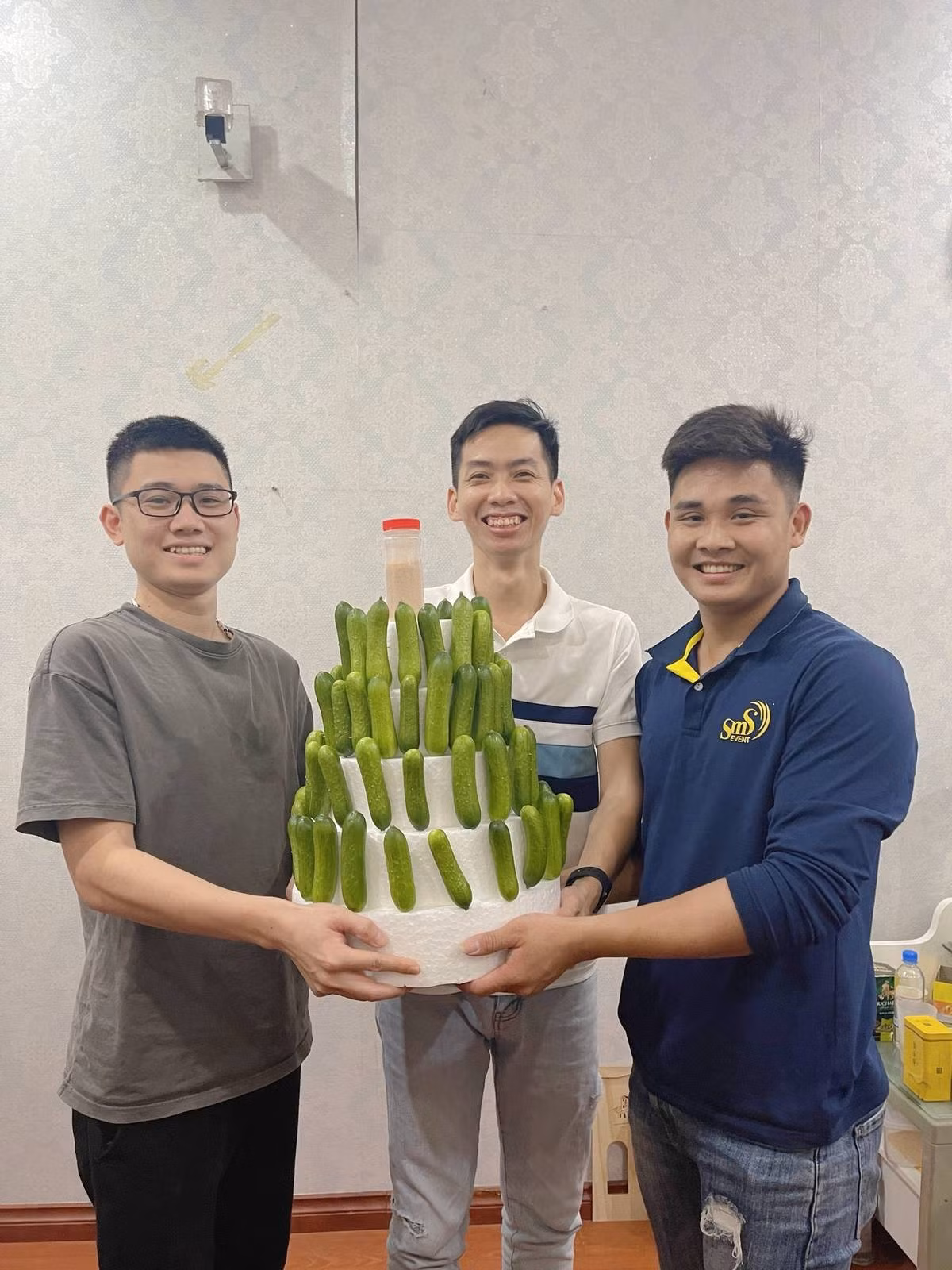 Bánh sinh nhật 4 tầng đươc tạo nên từ...dưa chuột.