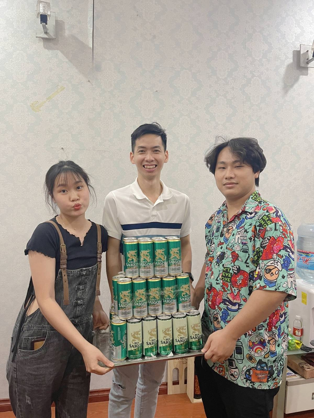 Bánh sinh nhật này cũng độc lạ không kém khi được xếp từ bia.