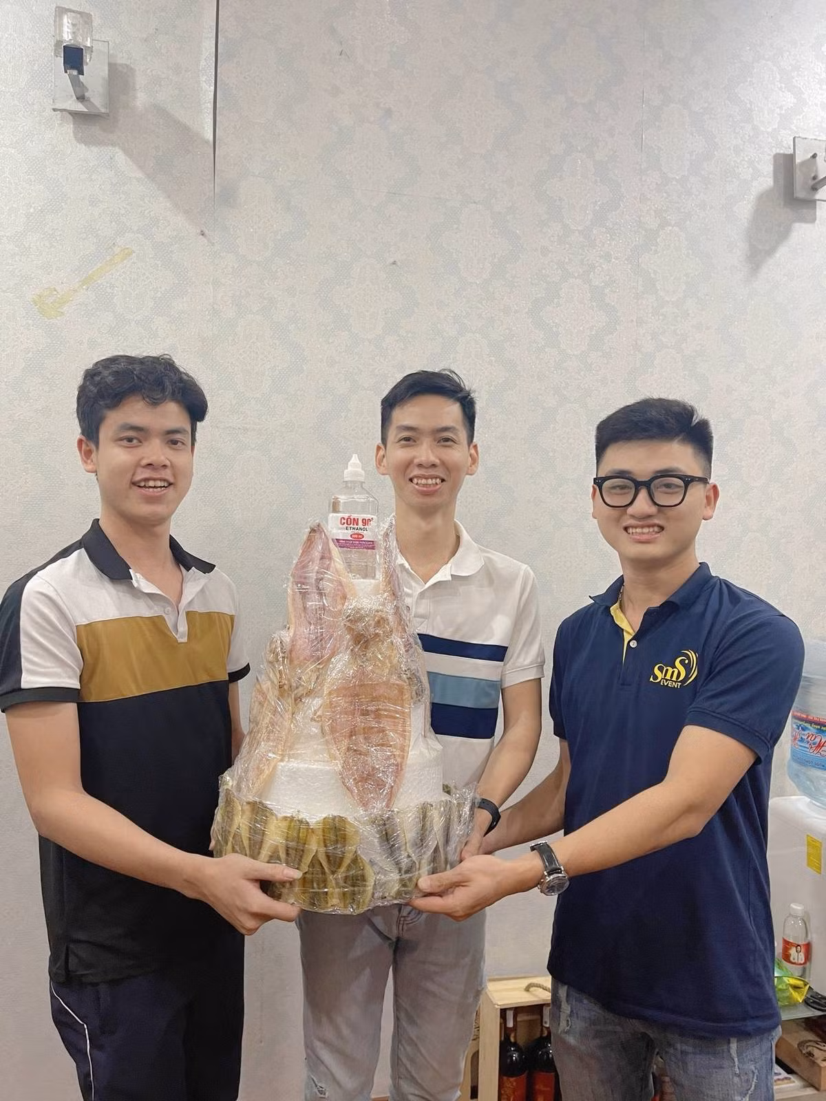 Nhân viên công ty rất có tâm khi tặng đủ đồ cho 1 bữa nhậu cho sếp.