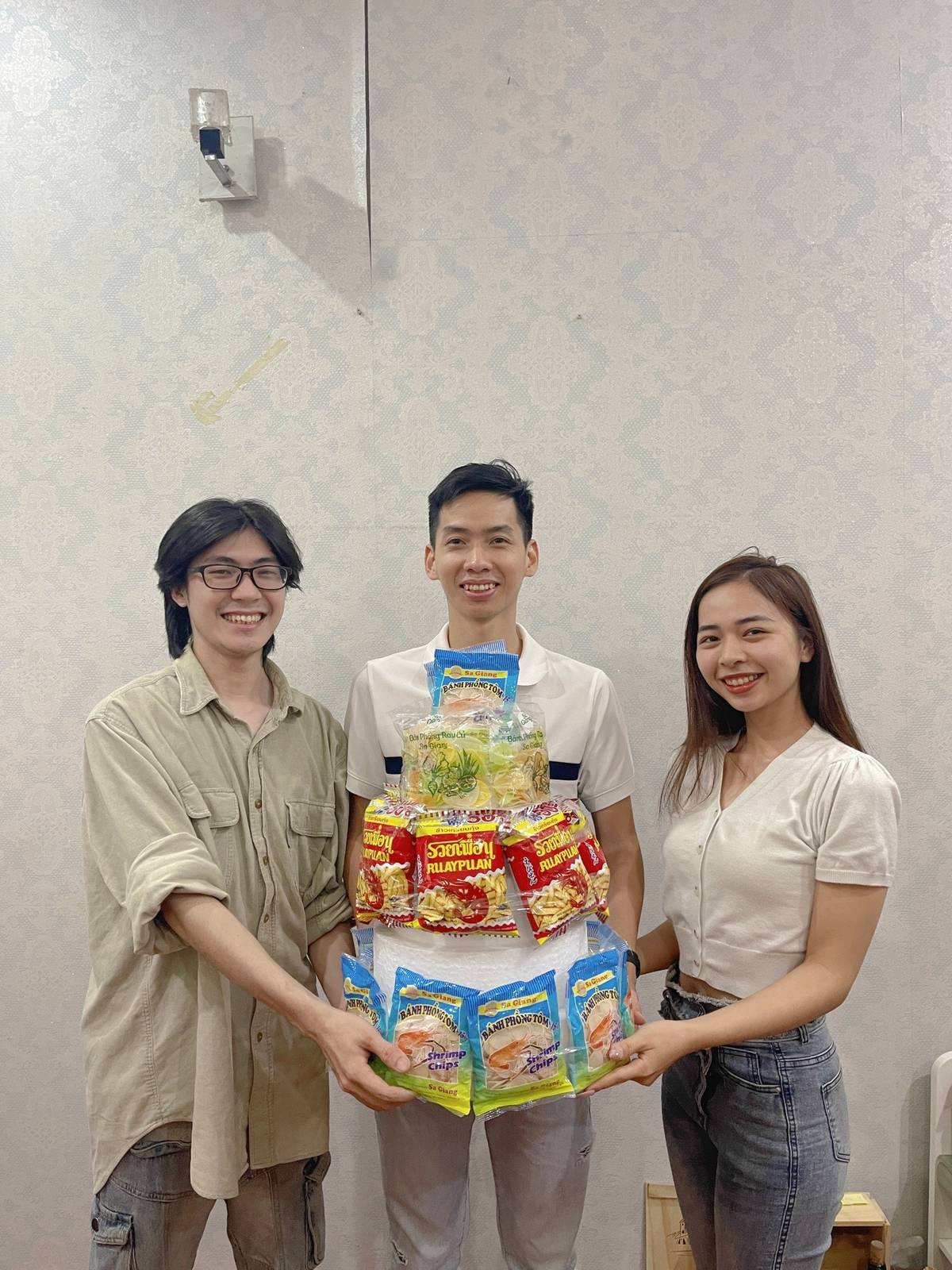 Snack, phồng tôm đủ cả...