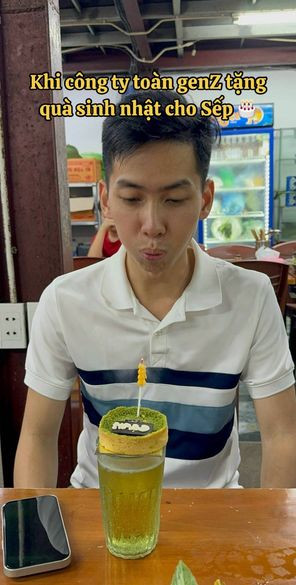 Mở đầu màn thổi nến đã thấy khá "bất ổn" khi nhân viên cho sếp thổi 1 chiếc bánh nhỏ, được đặt trên 1 cốc bia hơi.