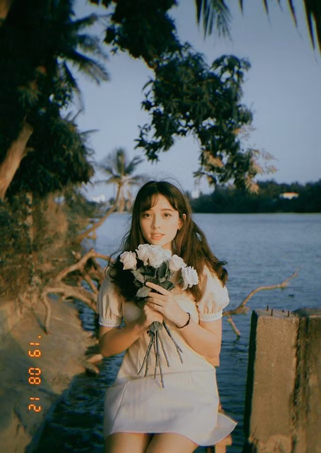 "Gia đình cũng không ép buộc em phải theo ngành nghề nào cụ thể. Ba mẹ luôn dặn con gái theo đuổi những gì mình thích. Nếu làm việc mà mình không thích thì sẽ không hạnh phúc" - Hot girl 10x chia sẻ.