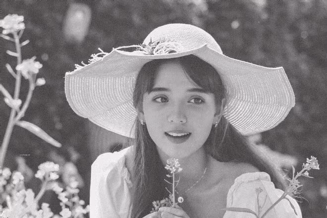 "Có những anh, chị chưa từng gặp cũng gửi tin nhắn khen ngợi em. Em không nghĩ như vậy là mình trở thành người nổi tiếng, nhưng dù sao cũng rất vui khi được nhiều người yêu mến. Em cũng không bị ảnh hưởng nhiều bởi những lời nhận xét trên mạng" - Bông hồng lai cho biết.