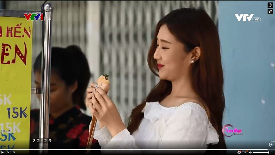 Trong video, Jin Ju hết lời khen ngợi món ăn đường phố của Việt Nam và cho biết chỉ một cái thôi thì cô cảm thấy không hề đã miệng.