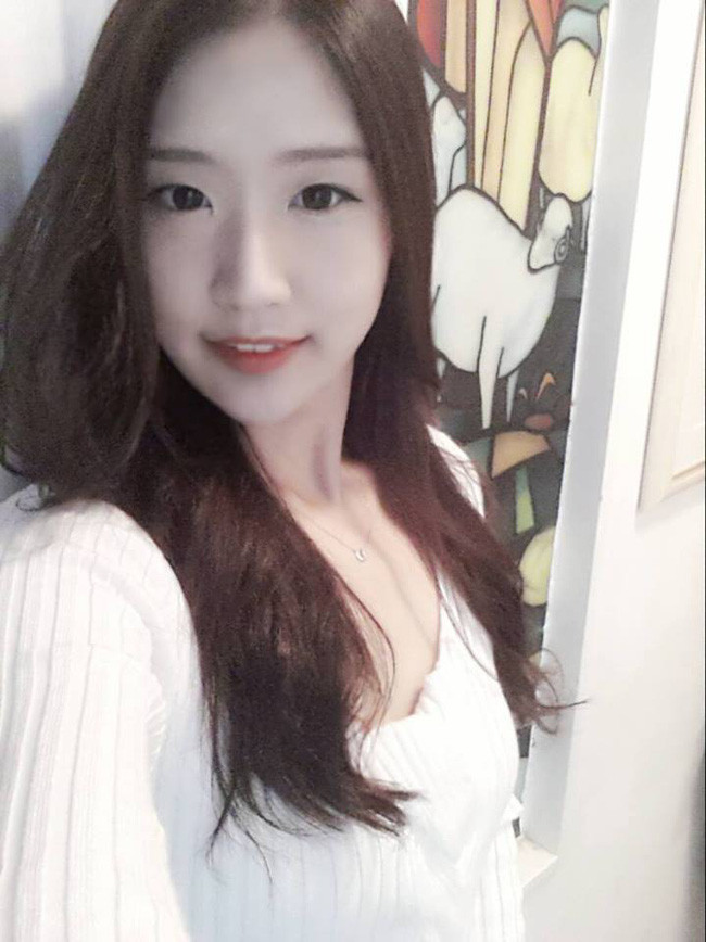 Ban đầu, cô nàng không hề có ý định làm ca sĩ mà chỉ sang Việt Nam để học ngôn ngữ vì trót yêu quốc gia Đông Nam Á này từ khi còn nhỏ. Sau đó cô định sẽ gắn bó cuộc đời mình với đất nước này, mong muốn tìm được công việc tại Việt Nam.