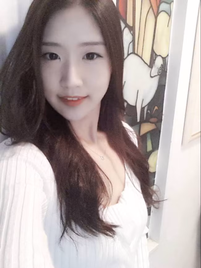 Ban đầu, cô nàng không hề có ý định làm ca sĩ mà chỉ sang Việt Nam để học ngôn ngữ vì trót yêu quốc gia Đông Nam Á này từ khi còn nhỏ. Sau đó cô định sẽ gắn bó cuộc đời mình với đất nước này, mong muốn tìm được công việc tại Việt Nam.