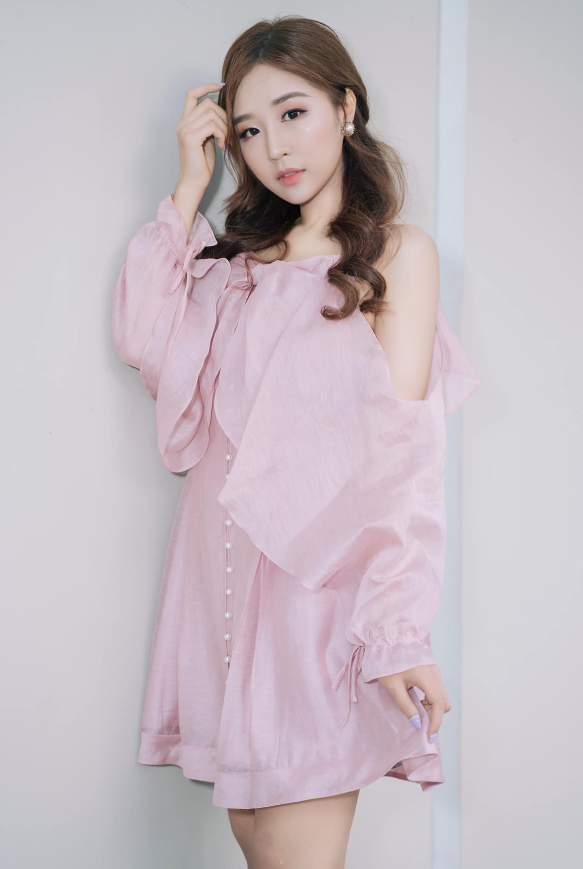 Bên cạnh nhan sắc thì giọng nói của cô nàng người Hàn Quốc cũng nhận được nhiều lời khen từ phía cộng đồng mạng vì vô cùng đáng yêu, êm tai. Chẳng thế mà các ca khúc cô nàng trình bày để ngọt như mía.