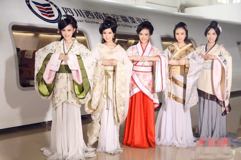 Không chỉ xinh đẹp, những nữ sinh này còn là tâm điểm của cả trường với thành tích nổi bật, xứng đáng với danh hiệu "thủ lĩnh học tập", "bá chủ học tập".