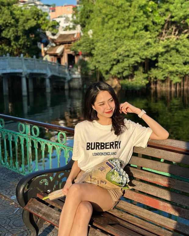 Rời bộ đồng phục bay, Linh trẻ trung đúng lứa tuổi.