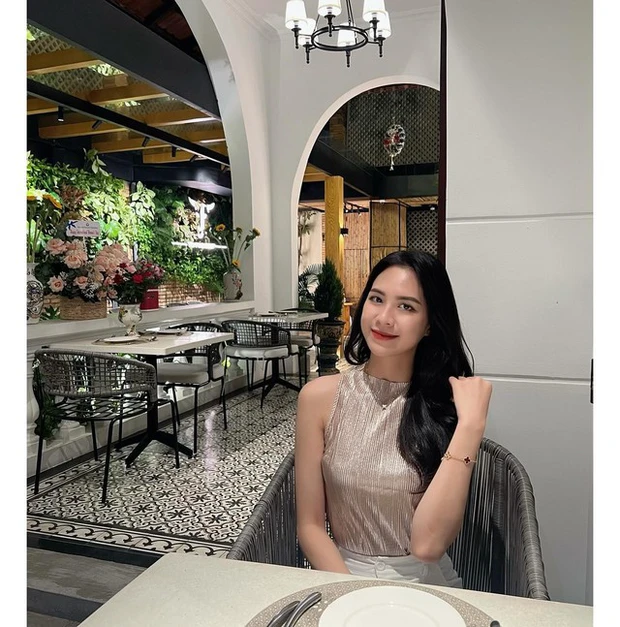 Trải qua 1 năm huấn luyện dưới mặt đất, Linh chính thức trở thành tiếp viên hàng không của hãng Jetstar Pacific Airlines. Sau 2 năm làm việc với 2000 giờ bay, cô nàng đã đăng ký thi kỳ thi tiếp viên trưởng, và trở thành tiếp viên trưởng trẻ nhất của hãng năm 21 tuổi.