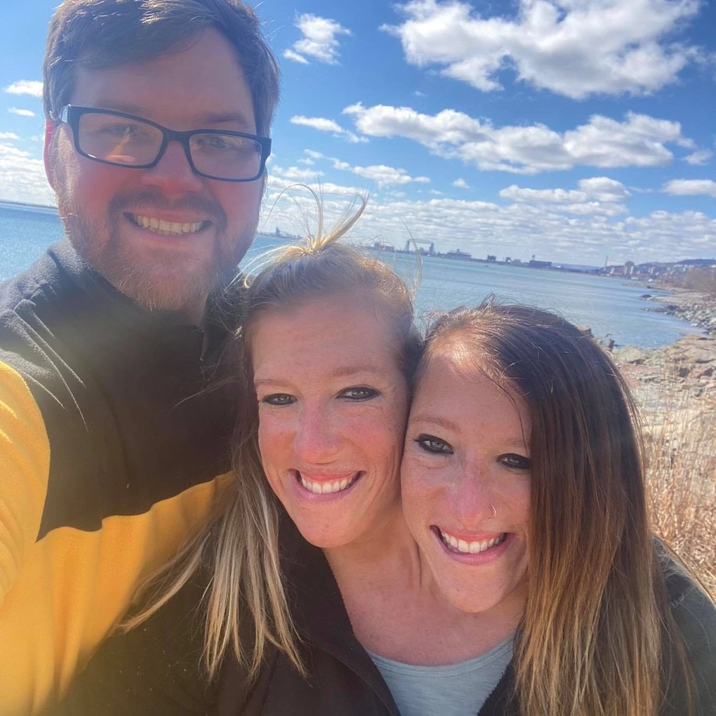 Trước thông tin kết hôn, rất nhiều người đã thắc mắc về cuộc sống sinh hoạt của cặp sinh đôi nay với chồng như thế này. Tuy nhiên, bỏ qua những lời bình luận khiếm nhã, cặp đôi vẫn có cuốc sống vui vẻ, họ thường xuyên cập nhật hình ảnh đời thường lên trang cá nhân.