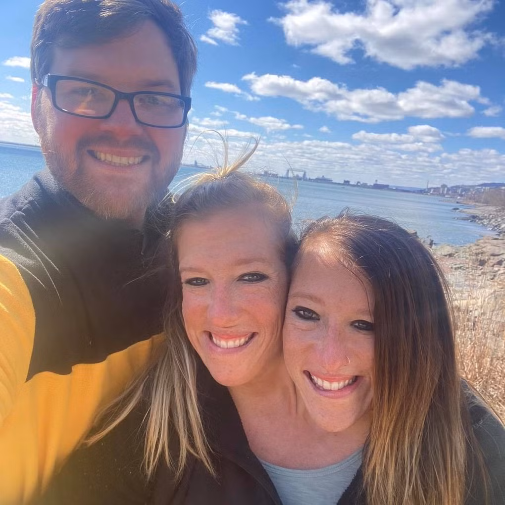 Trước thông tin kết hôn, rất nhiều người đã thắc mắc về cuộc sống sinh hoạt của cặp sinh đôi nay với chồng như thế này. Tuy nhiên, bỏ qua những lời bình luận khiếm nhã, cặp đôi vẫn có cuốc sống vui vẻ, họ thường xuyên cập nhật hình ảnh đời thường lên trang cá nhân.